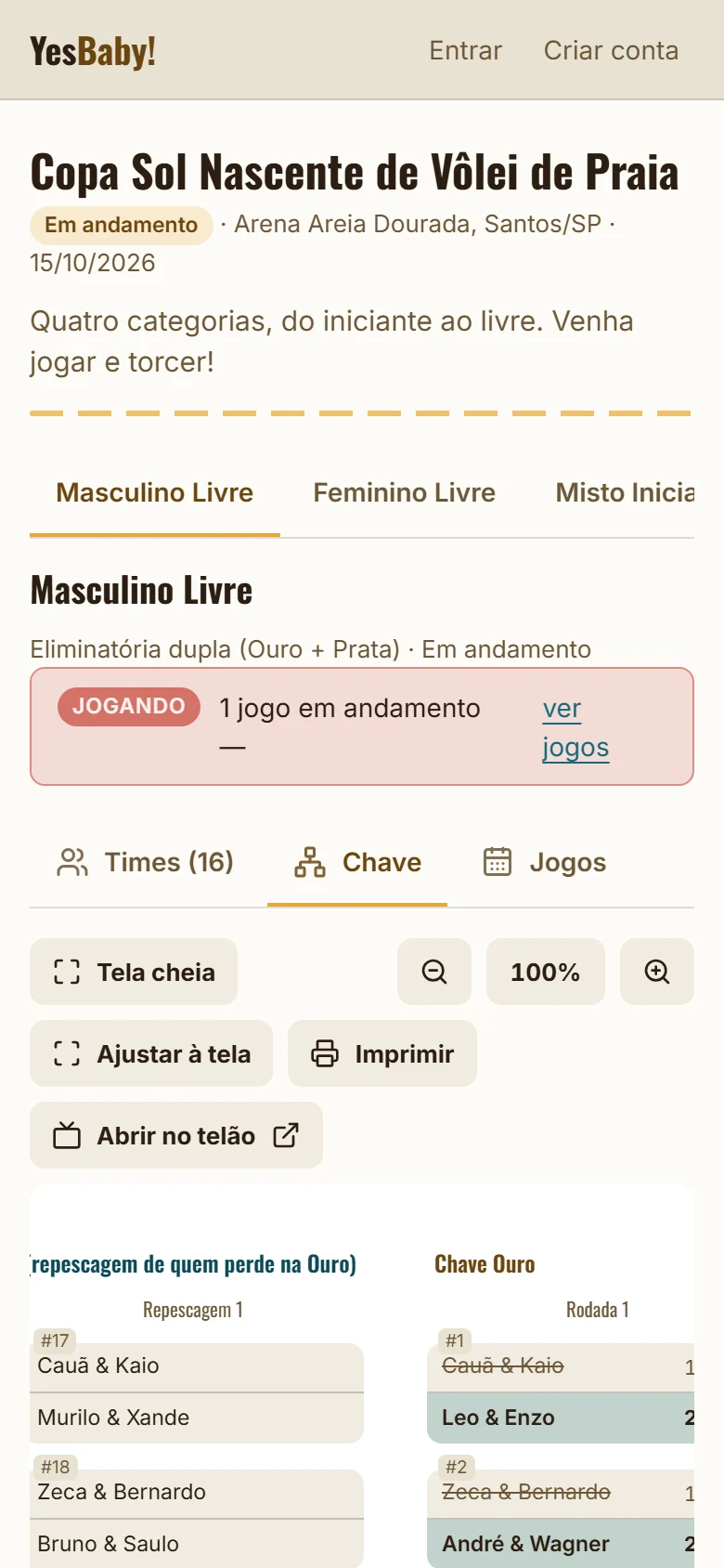 A página pública do torneio no celular: título, categorias, jogo em andamento e a chave